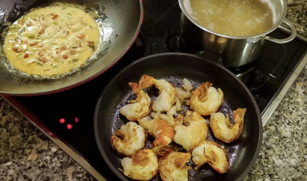 Herd mit gebratenen Hummerkrabben und Spaghetti