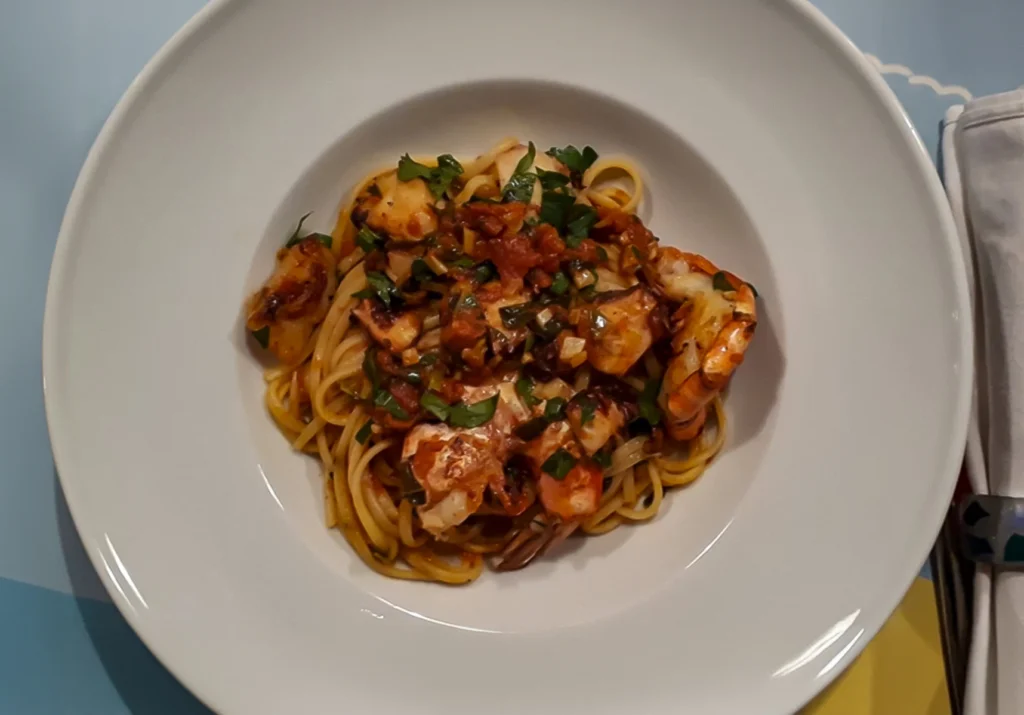 Ein Teller mit Spaghetti Marinara - Spaghetti mit Tomatensauce und Meeresfrüchten